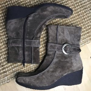 Santana Canada Suede Wedge Moccasin Style Boot Womens 7